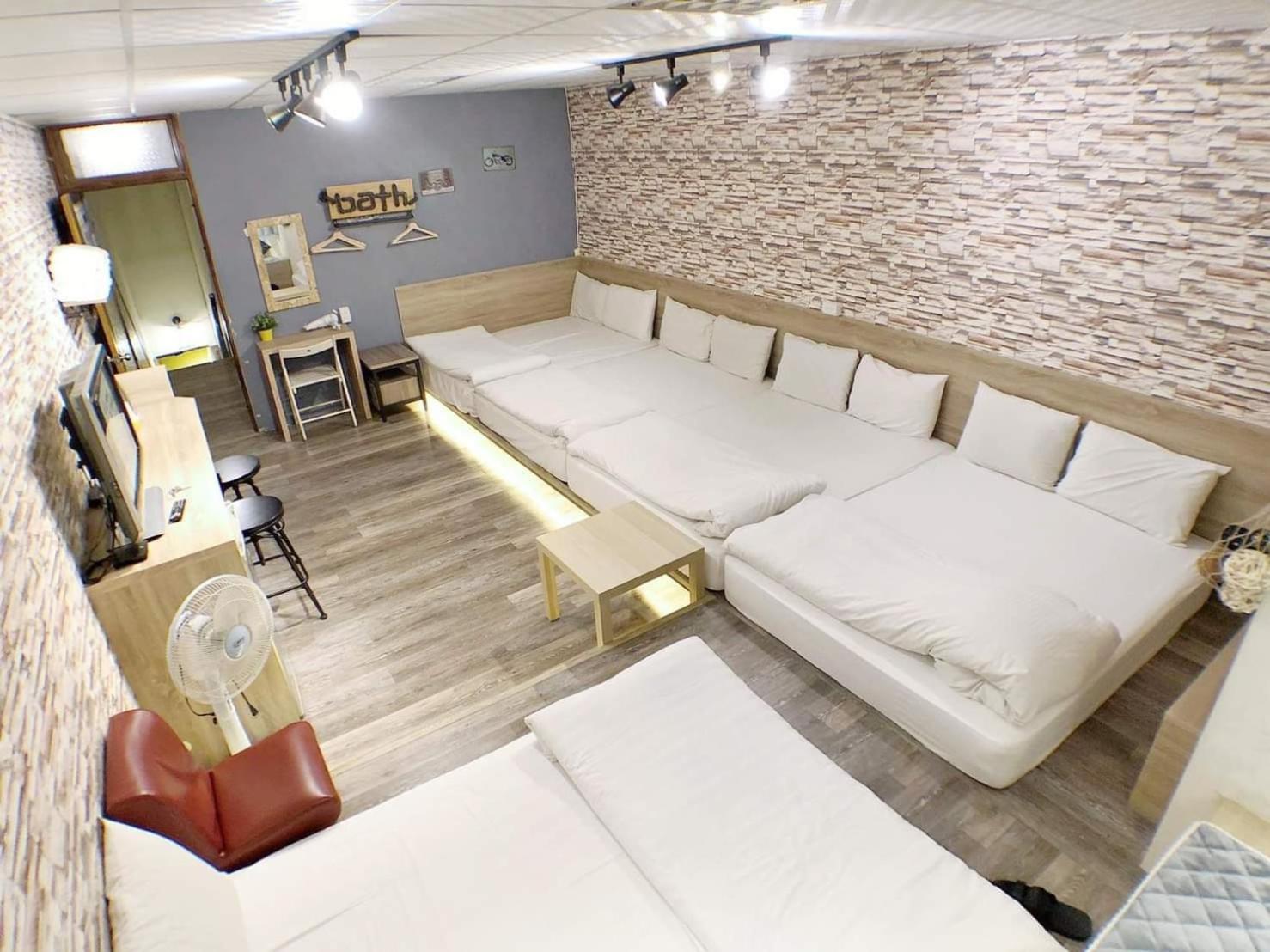 Fengjia Gift Box Homestay Тайчжун Экстерьер фото